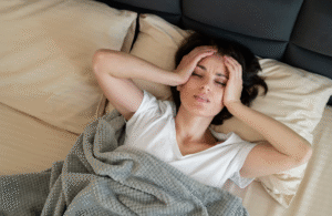 Si te ocurre que te cuesta conciliar el sueño, te despiertas varias veces durante la noche o te levantas con la sensación de no haber descansado, puede que necesites la ayuda de un psicólogo para el tratamiento del insomnio relacionado con la ansiedad.